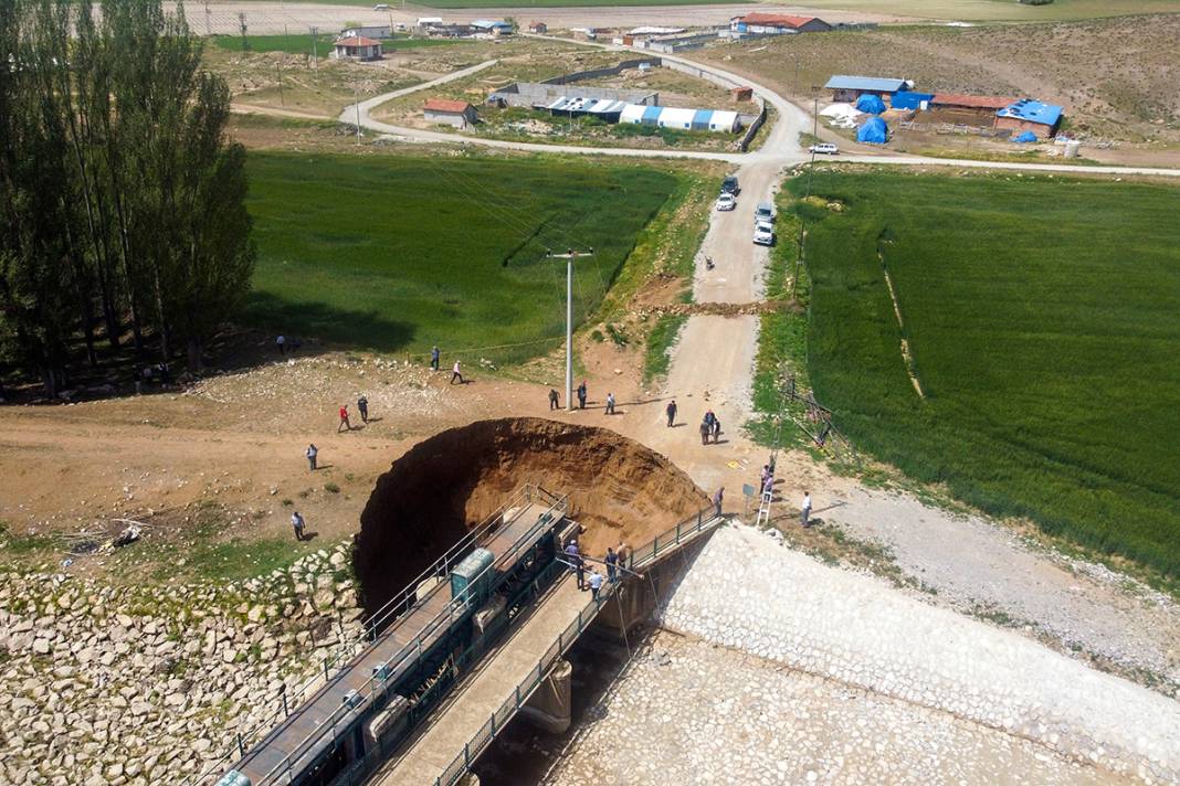 Konya'daki dev yarıklar korkuttu! 'Yer altından ses geldi" 1